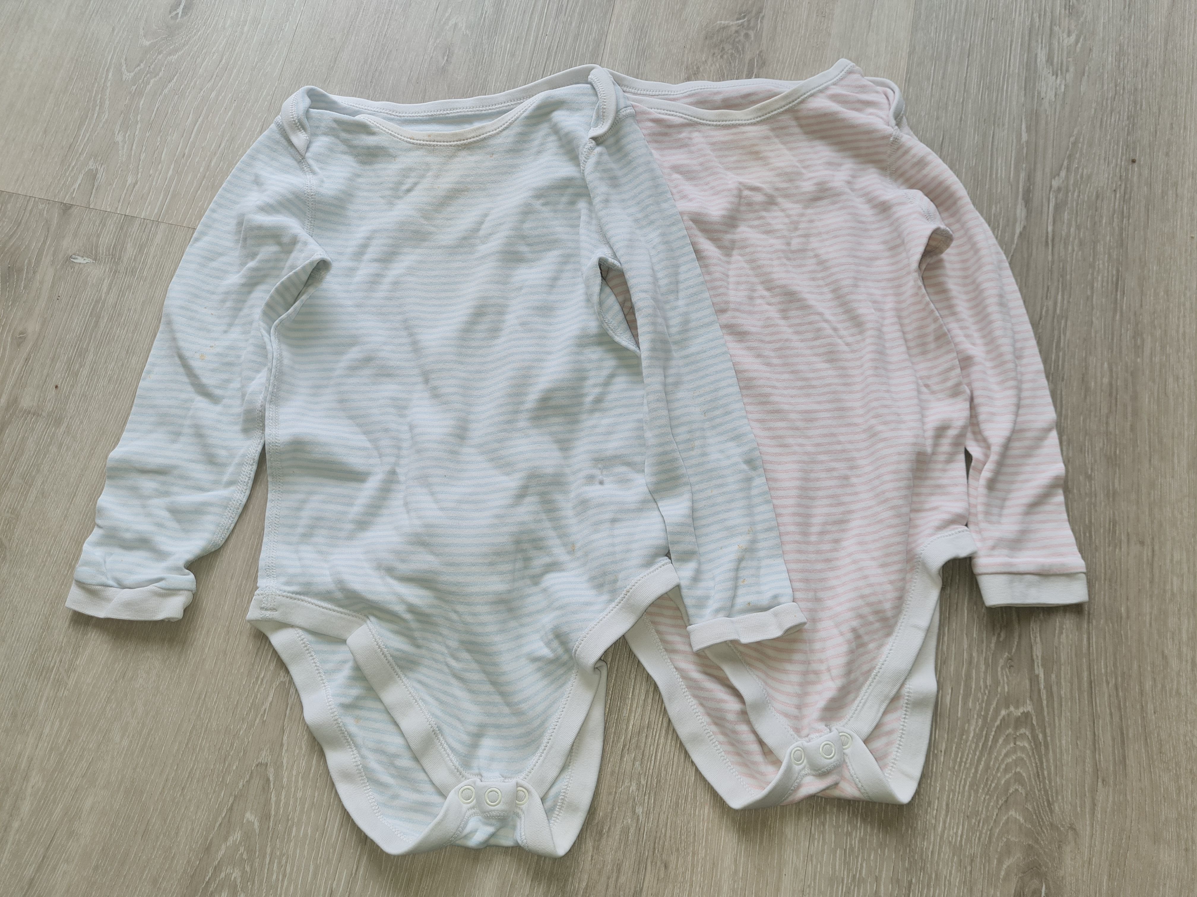 2 Langarmbodies, rosa und hellblau, Gr. 122, Secondhand