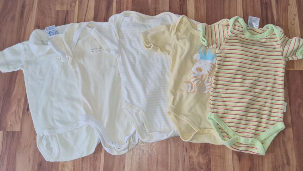 5 Neutrale Kurzarm-Bodies, Gr. 62/68, Secondhand