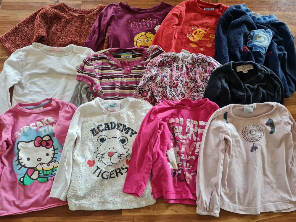 12 Langarmshirts + 1 Strickjacke für Mädchen, Gr. 92, Secondhand