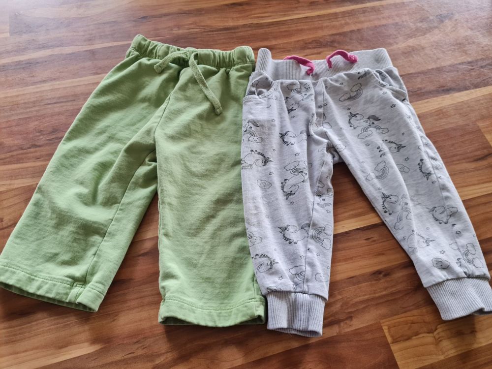 2 bequeme Hosen für Mädchen Gr. 74, Secondhand