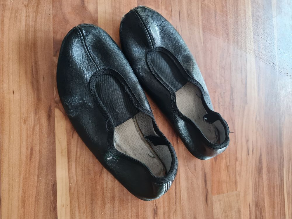 Turnschläppchen, schwarz, Gr. 30/31, Secondhand