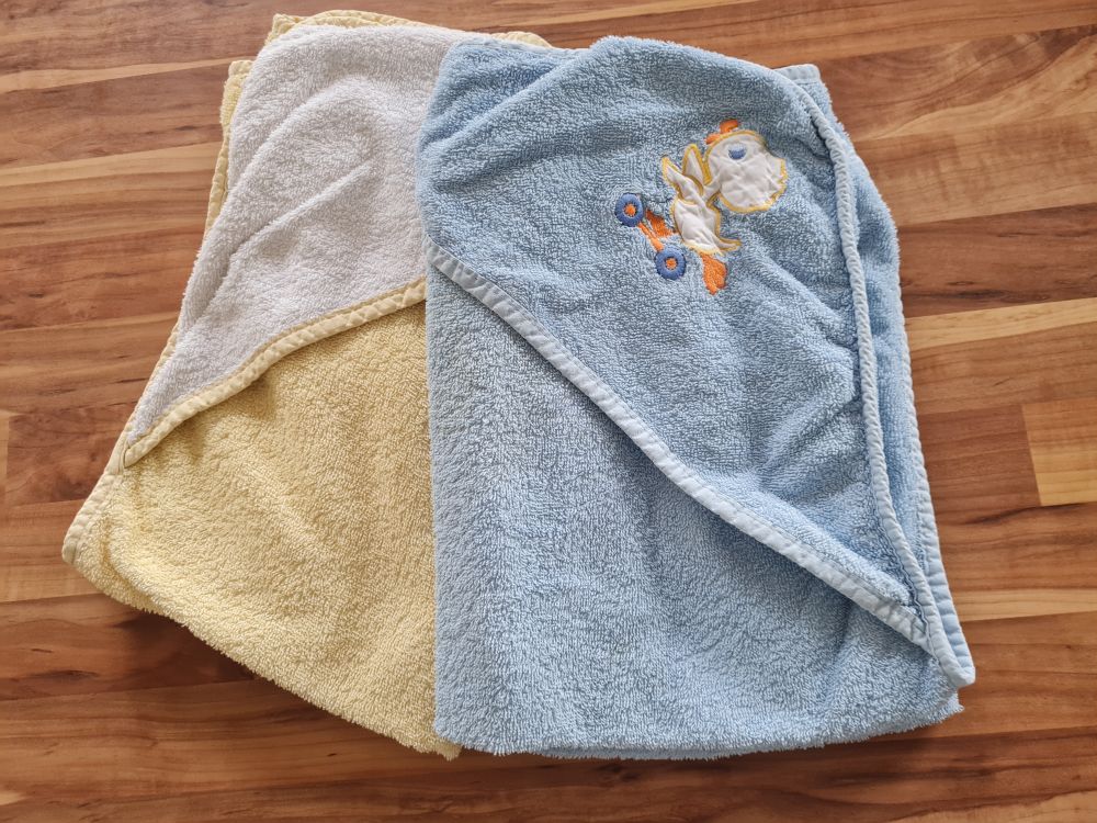 2 Bade-Handtücher / Kapuzentücher, hellblau - gelb, Secondhand