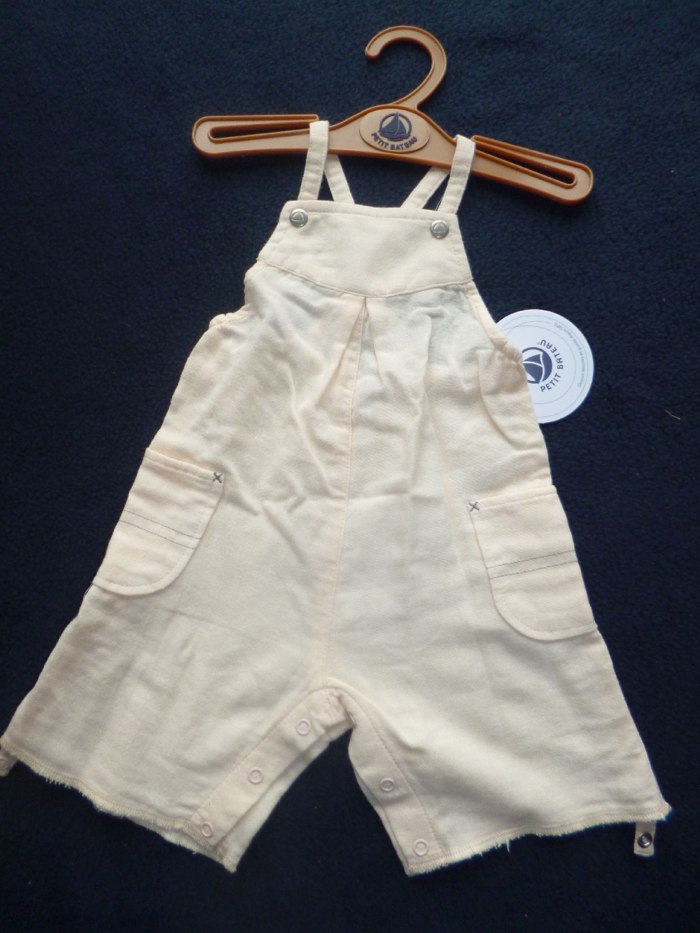 Petit Bateau Kurze Latzhose zum Umschlagen in Samtoptik - Gr. 60 - ca. 3 Monate, Neuware mit Etikett
