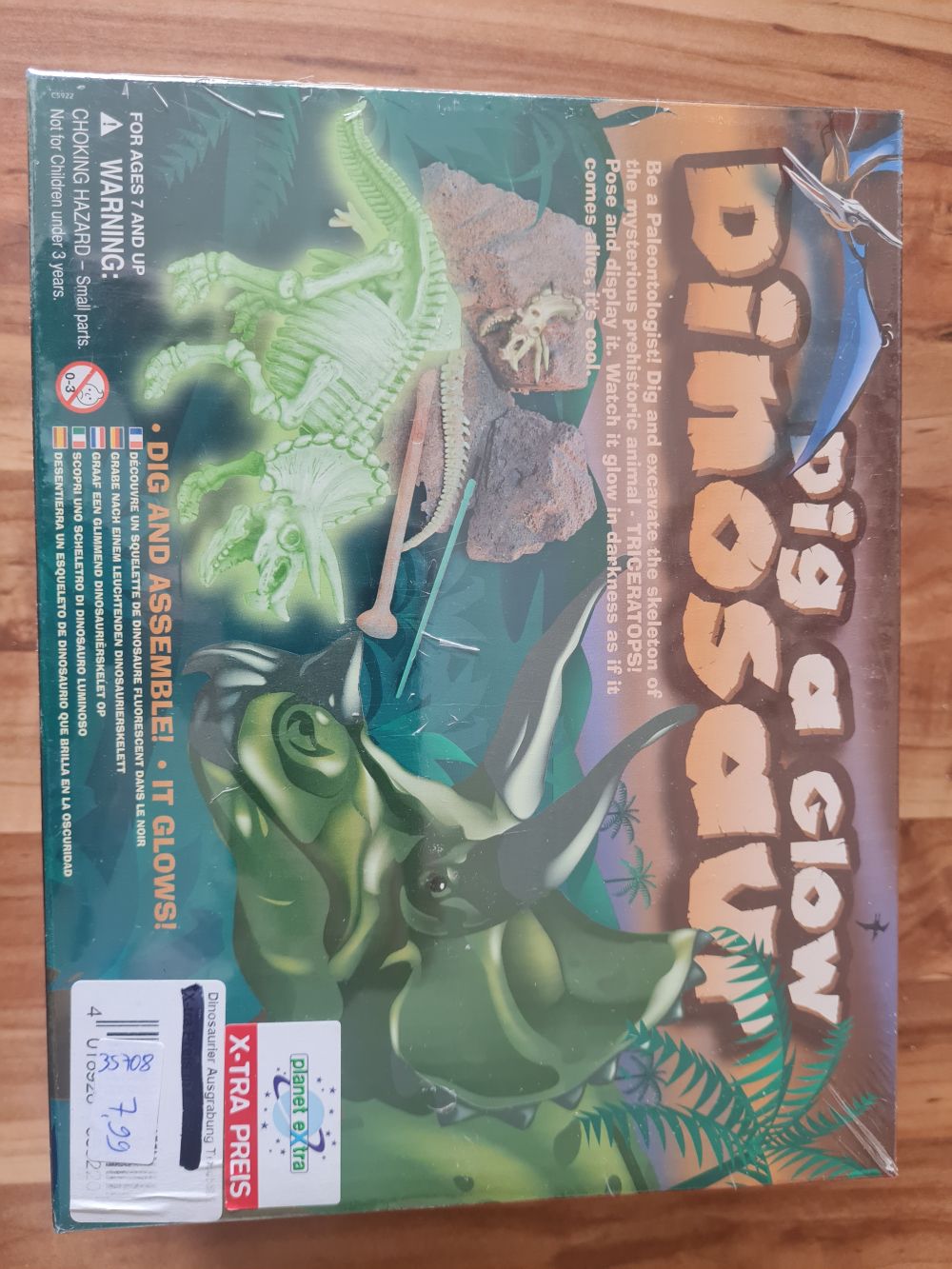 Grabe nach einem leuchtenden Dinosaurierskelett (Triceratops), Neuware