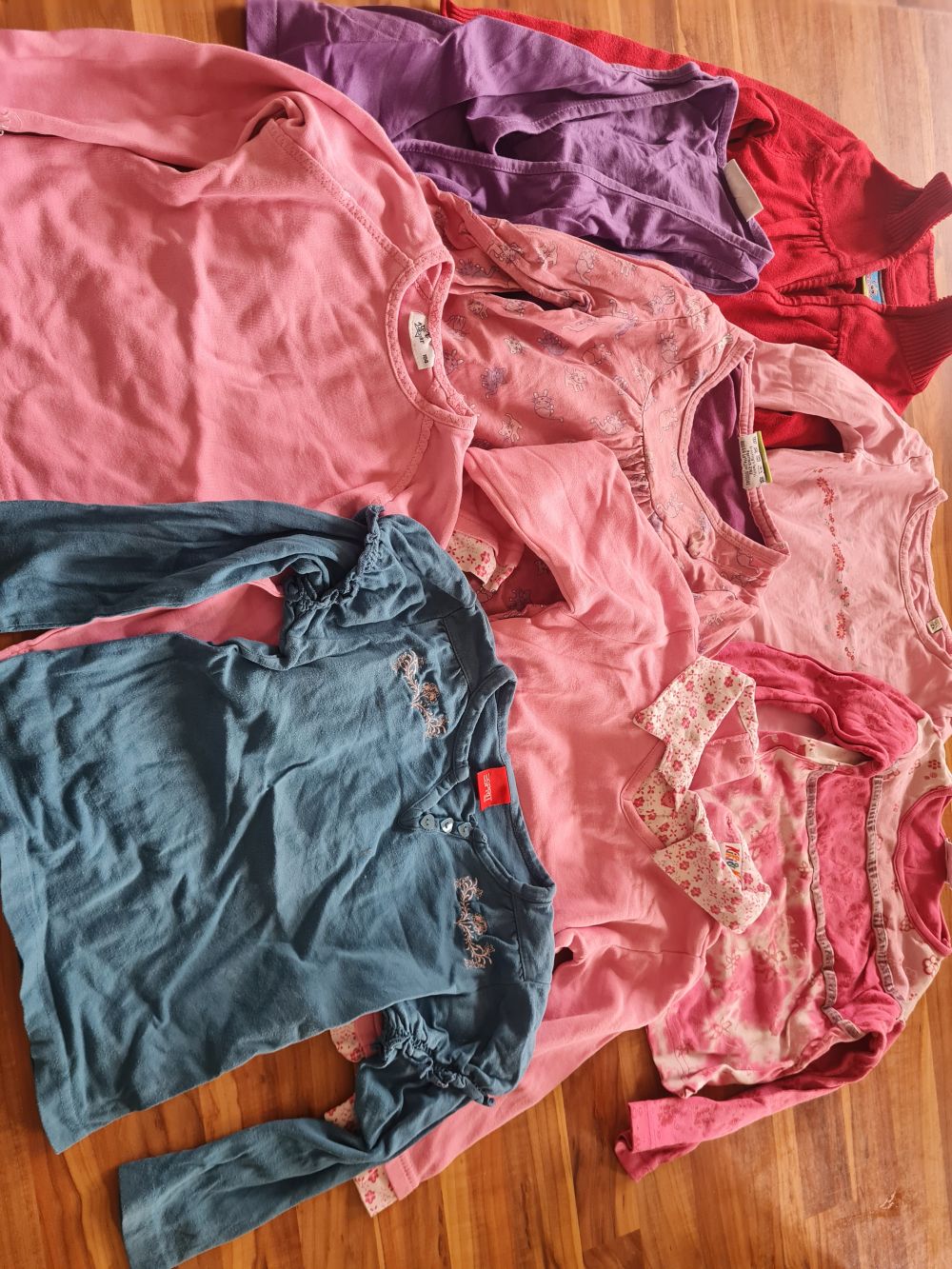 6 Langarmshirts und 2 Jäckchen für Mädchen, Gr. 104, Secondhand