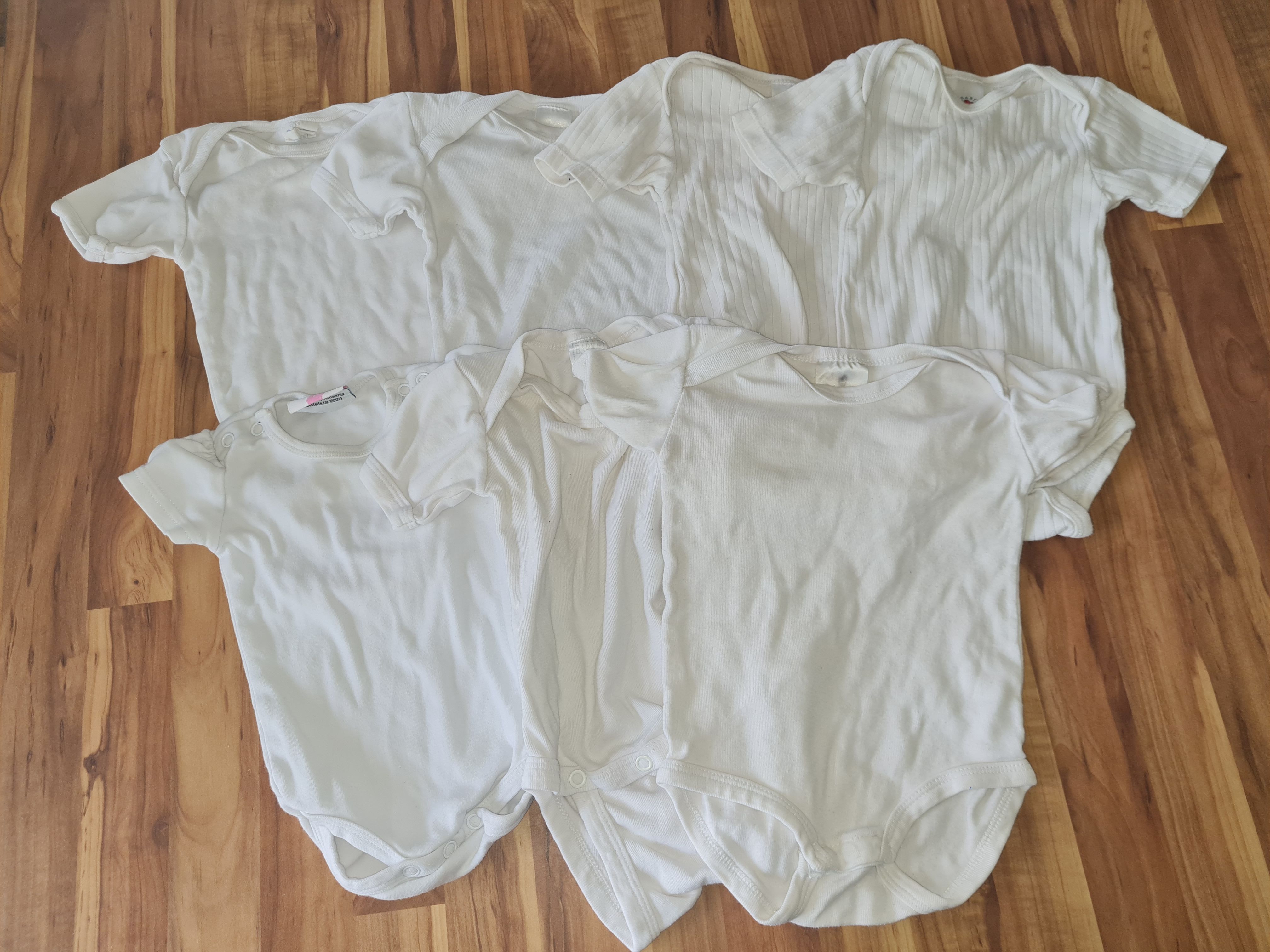 7 weiße Kurzarm-Bodies, Gr. 62/68, Secondhand