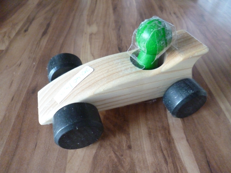 Holz-Rennauto mit Fahrer