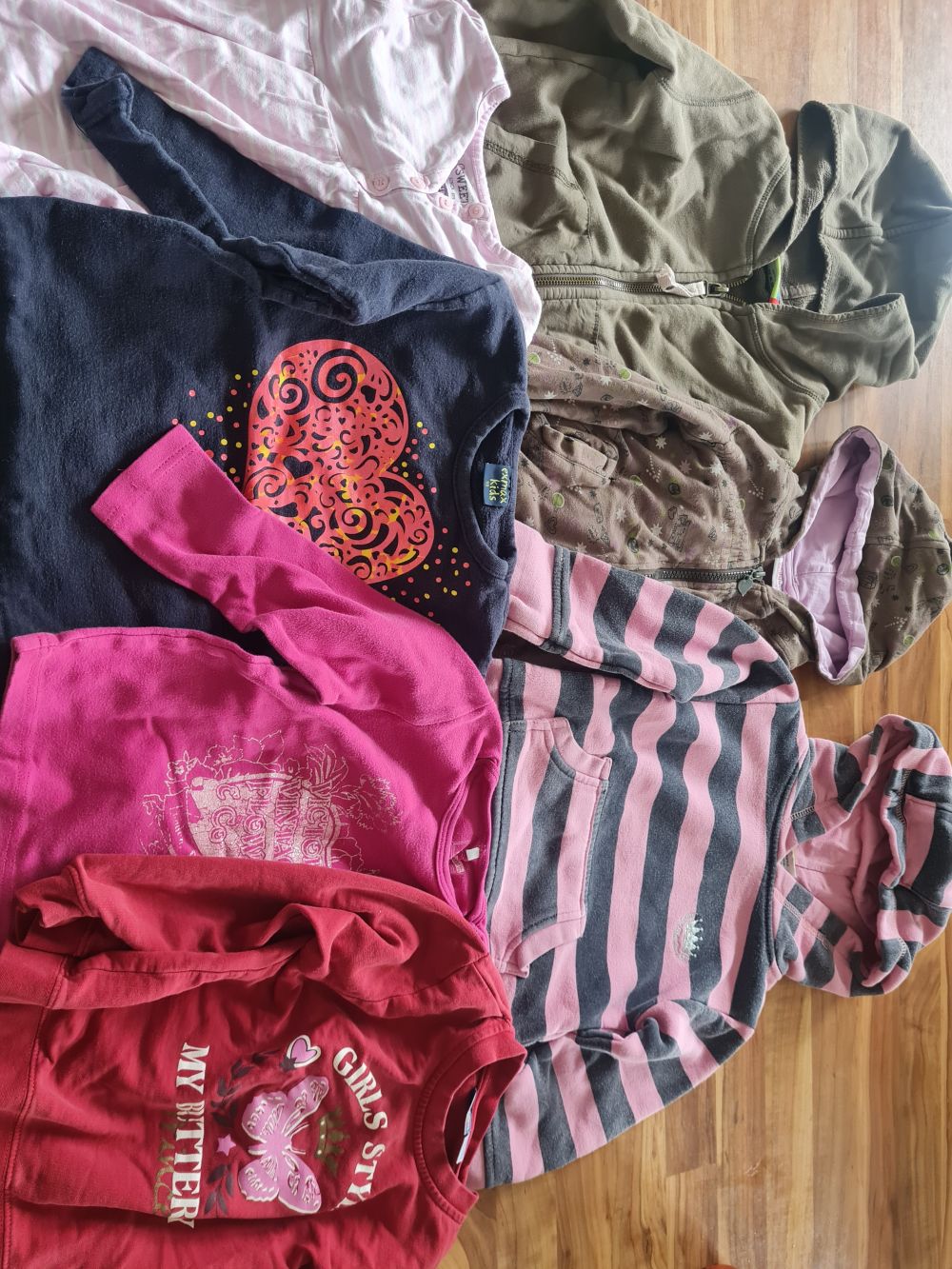 5 Langarmshirts + 2 Sweatjacken für Mädchen, Gr. 98, Secondhand