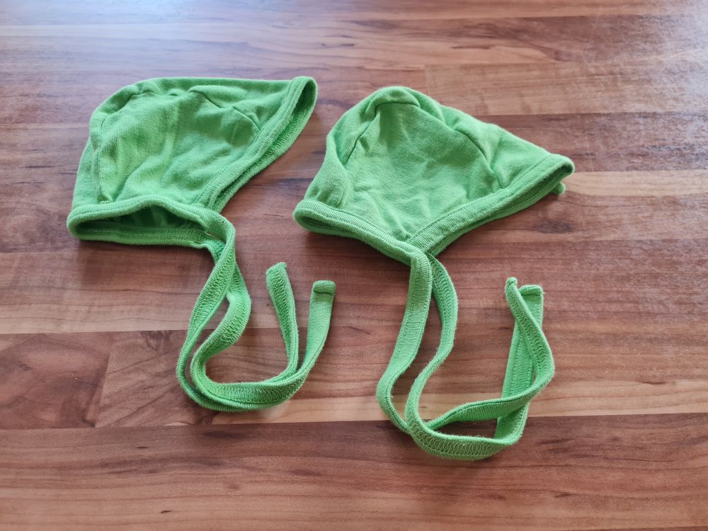 2 Erstlingsmützen, grün, Secondhand
