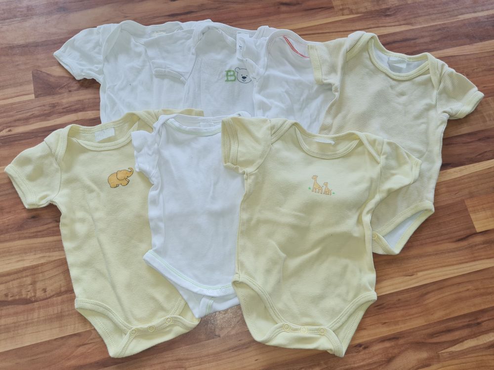 7 Kurzarm-Bodies, Gr. 50/56, Secondhand
