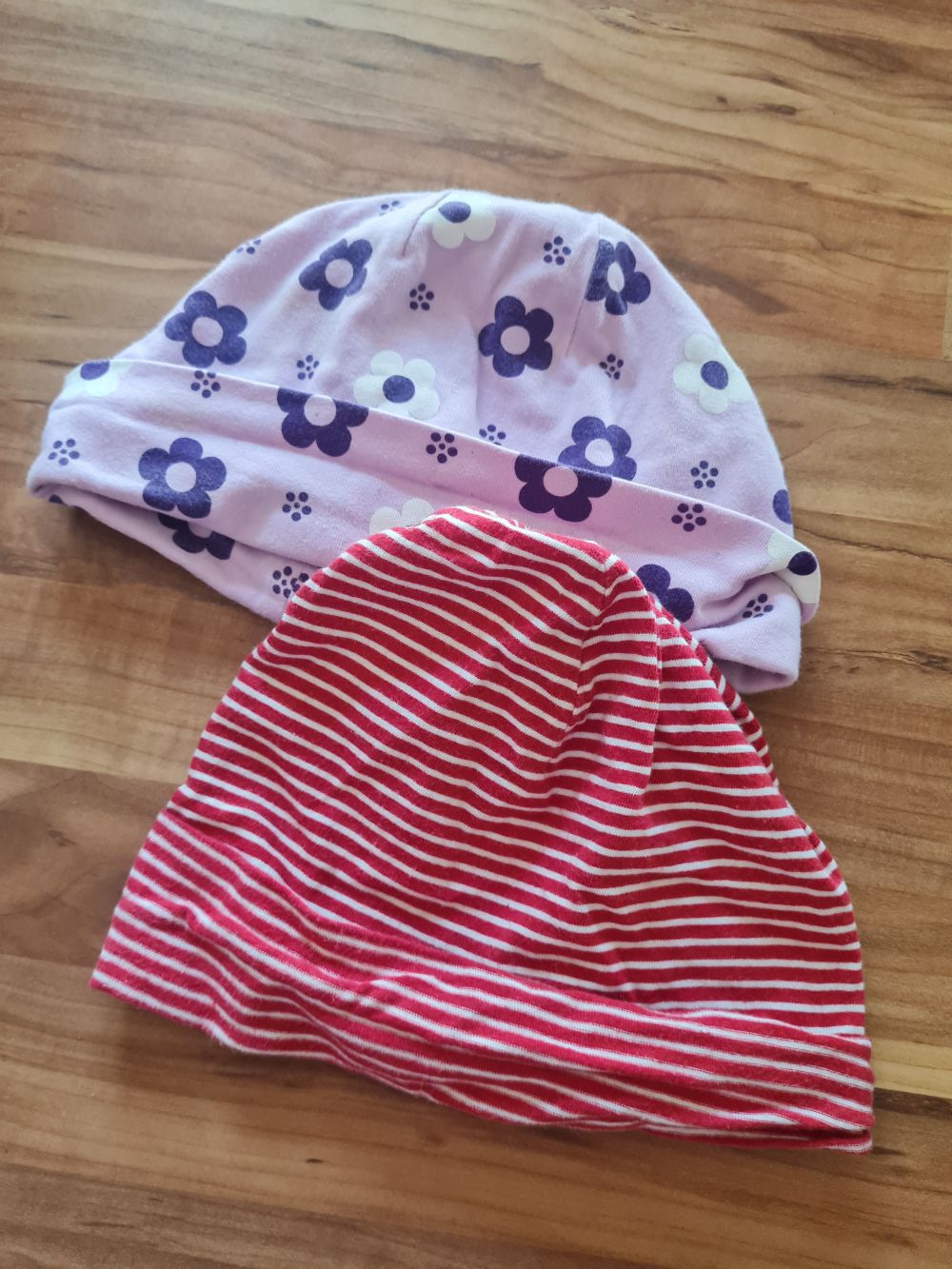 2 Mützen für Mädchen, ca. Gr. 45 (6-9 Monate), Secondhand