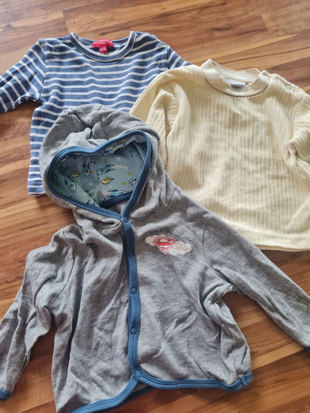 2 Langarmshirts und 1 Kapuzenjacke für Jungen, Gr. 62/68, Secondhand