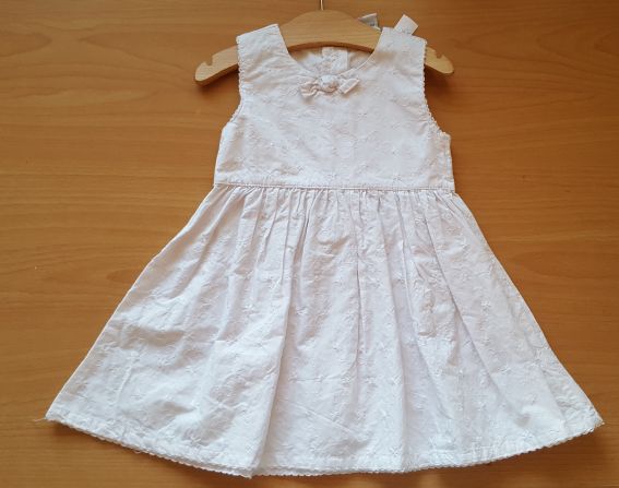 Weißes Kleid mit Blumenstickerei, Gr. 86, Neuware