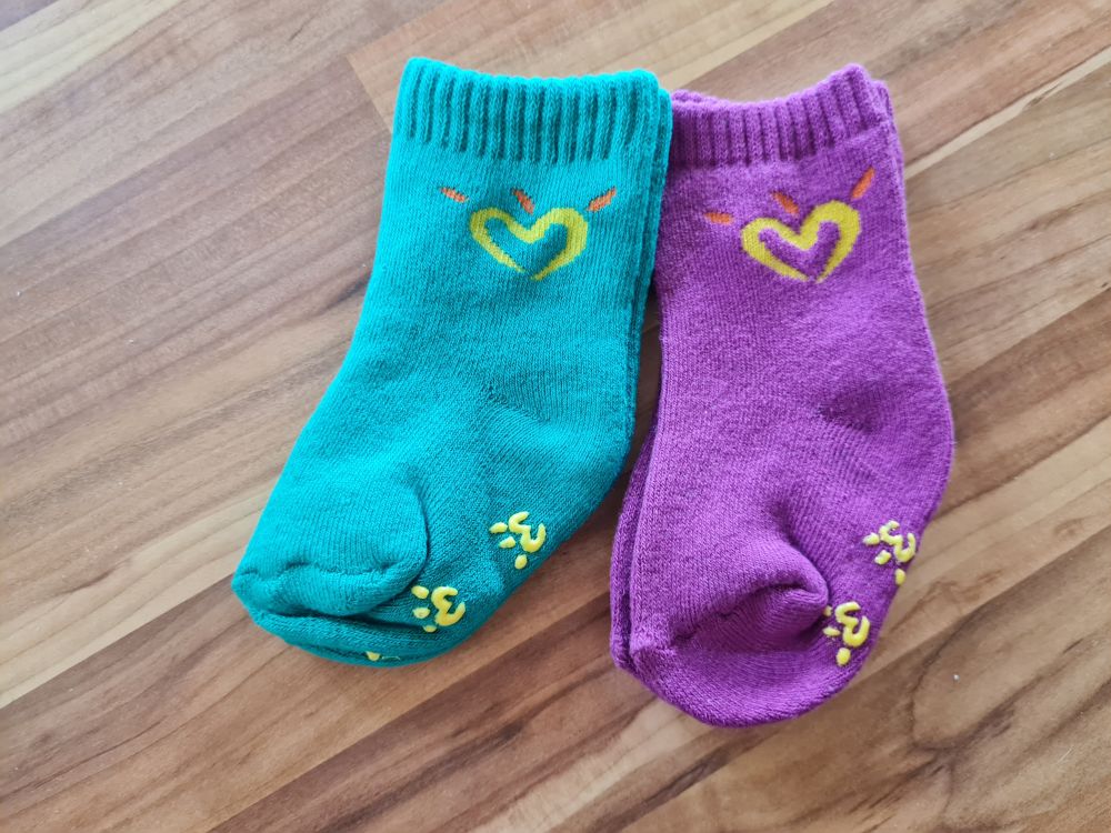 2 Paar wärmere Socken, grün - lila, Gr. 62/68, Neuware