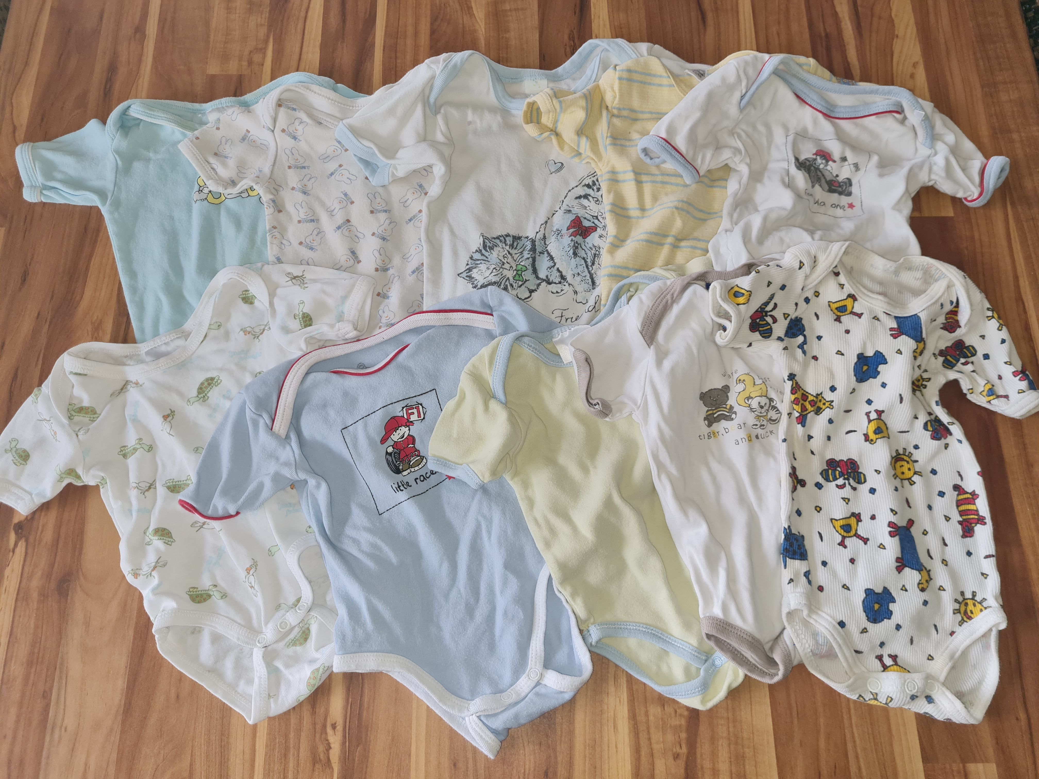 10 Kurzarm-Bodies für Jungen, Gr. 62/68, Secondhand