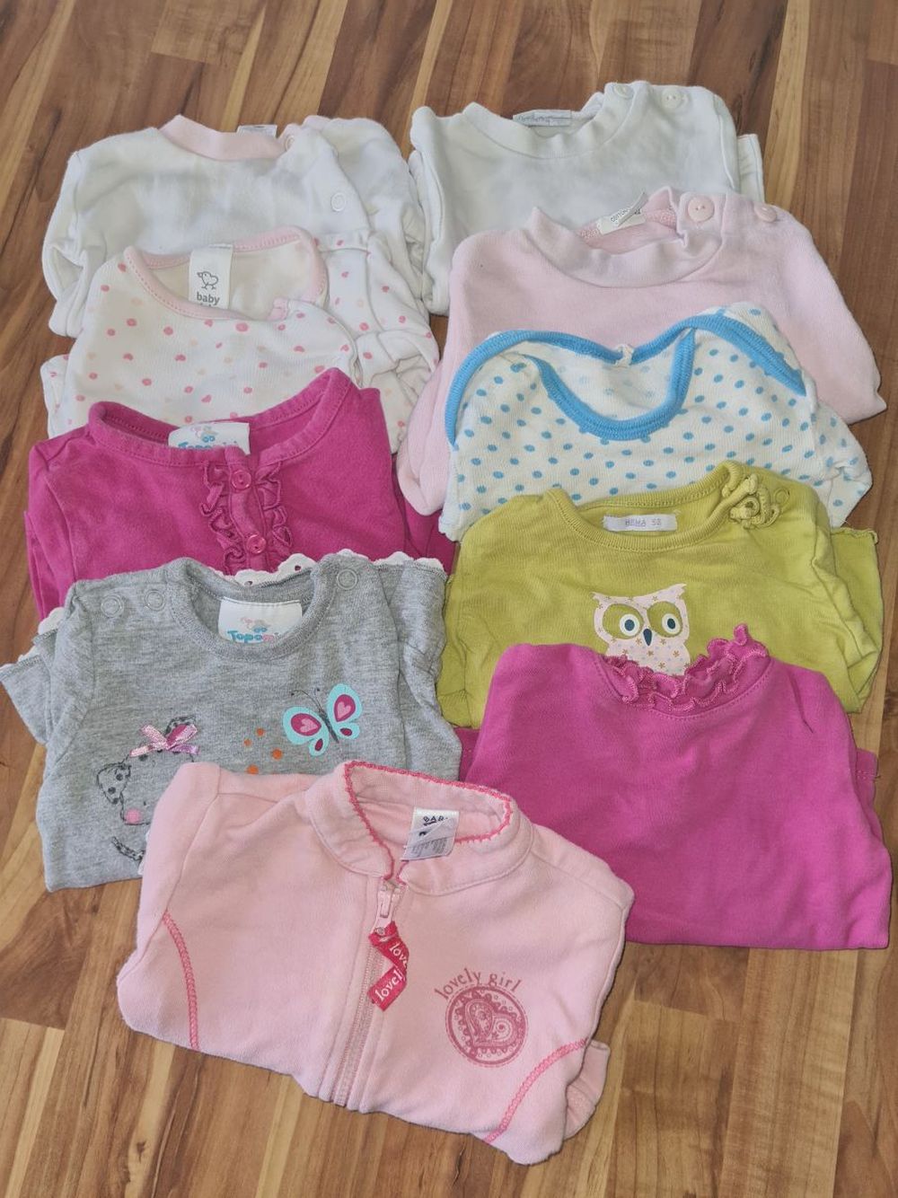 9 Langarmshirts & 1 Sweatjacke für Mädchen, Gr. 50/56, Secondhand
