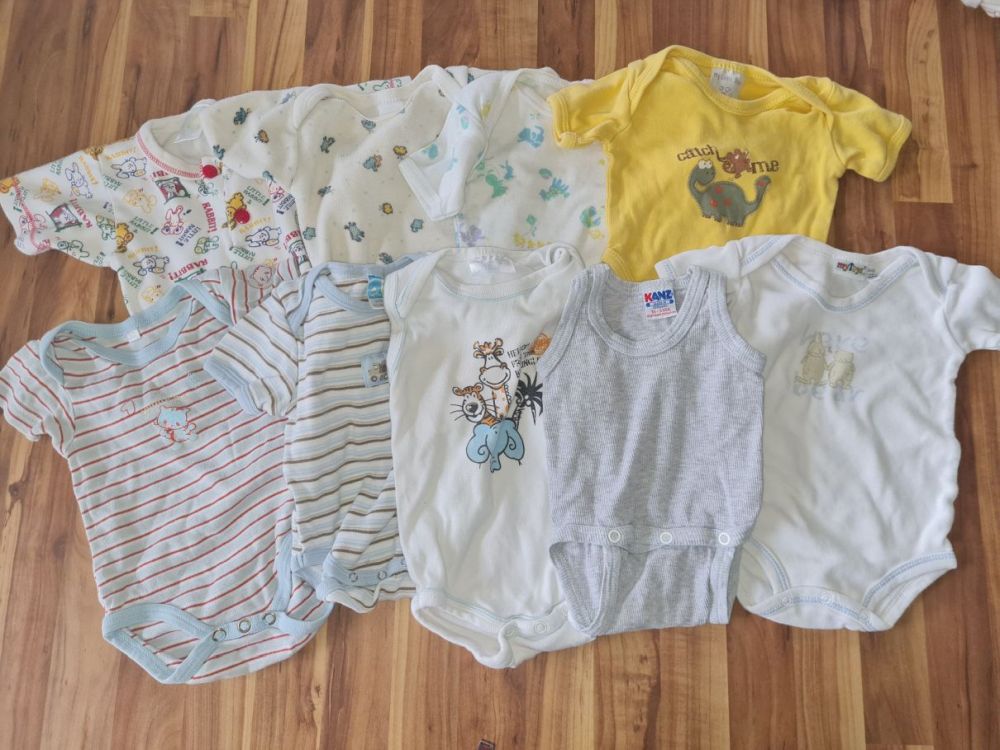 9 Kurzarm-Bodies für Jungen, Gr. 62/68, Secondhand