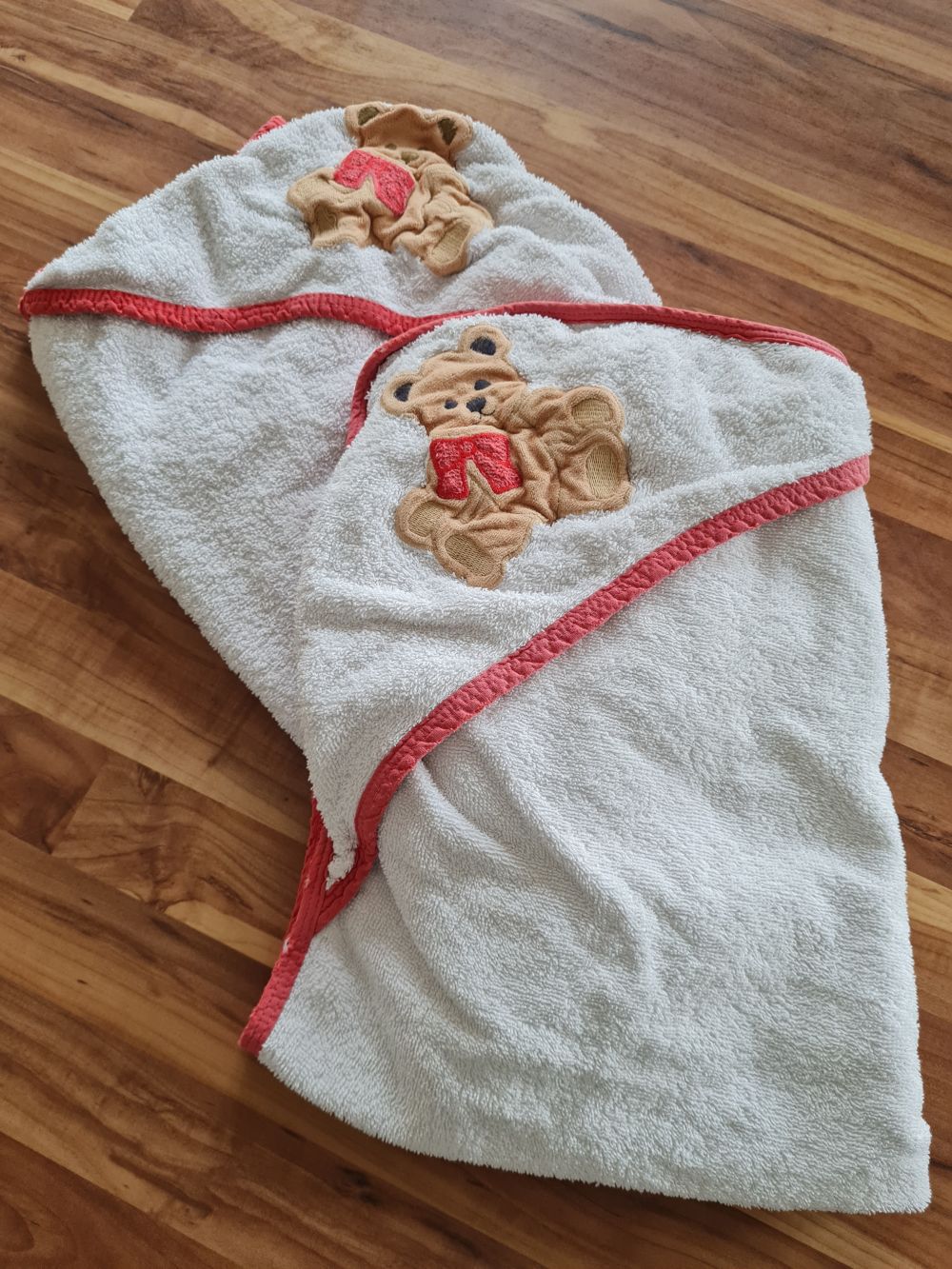 2 Bade-Handtücher / Kapuzentücher, weiß mit Bärenmotiv, Secondhand