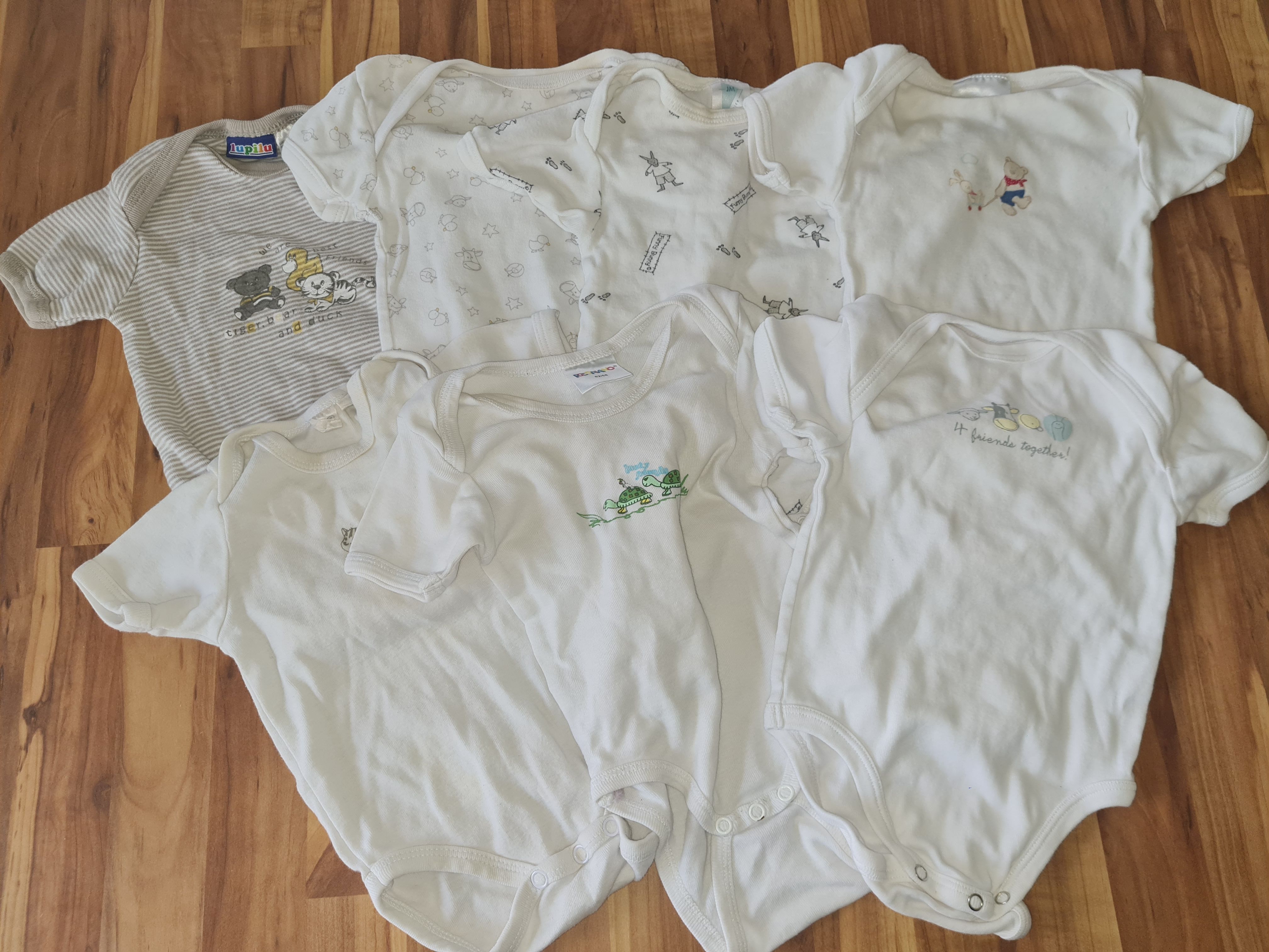 7 neutrale Kurzarm-Bodies, Gr. 62/68, Secondhand