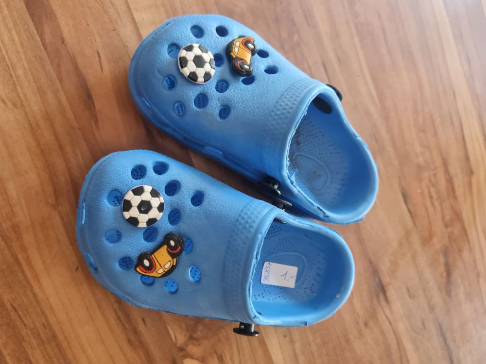 Clogs mit je 2 Jibbitz Ansteckern, blau, Gr. 22/23, Secondhand