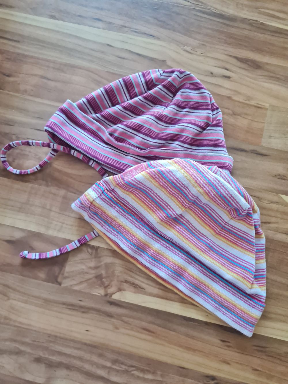 2 Mützen für Mädchen, ca. Gr. 45 (6-7 Monate), Secondhand