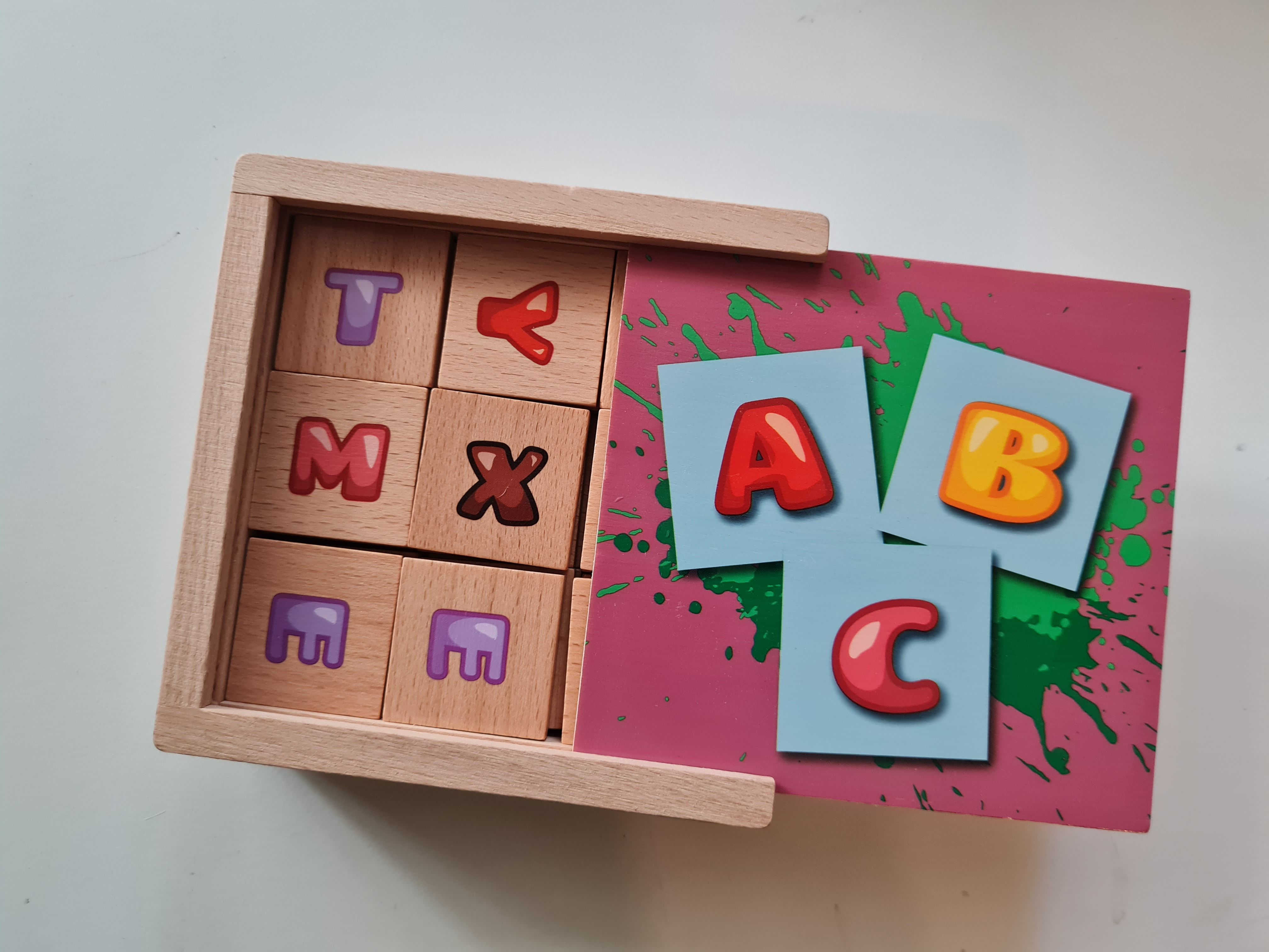 Holzbox mit Buchstabenplättchen