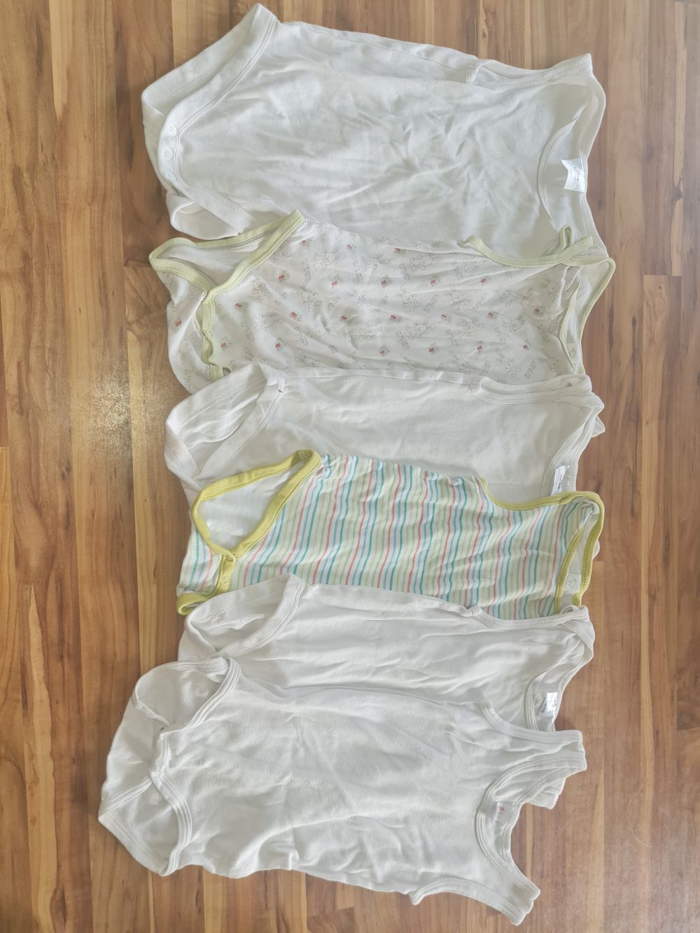 6 Bodys ohne Arm, Gr. 104, Secondhand