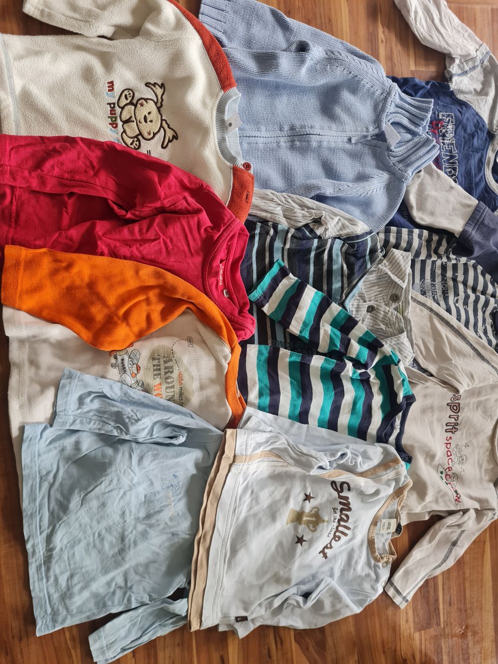 10 Langarmshirts/Pullover + 1 Strickjacke für Jungen, Gr. 80, Secondhand