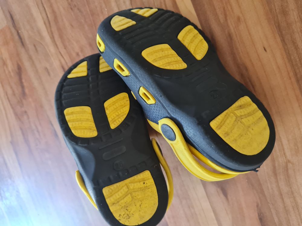 Clogs, schwarz-gelb, Gr. 22/23, Secondhand
