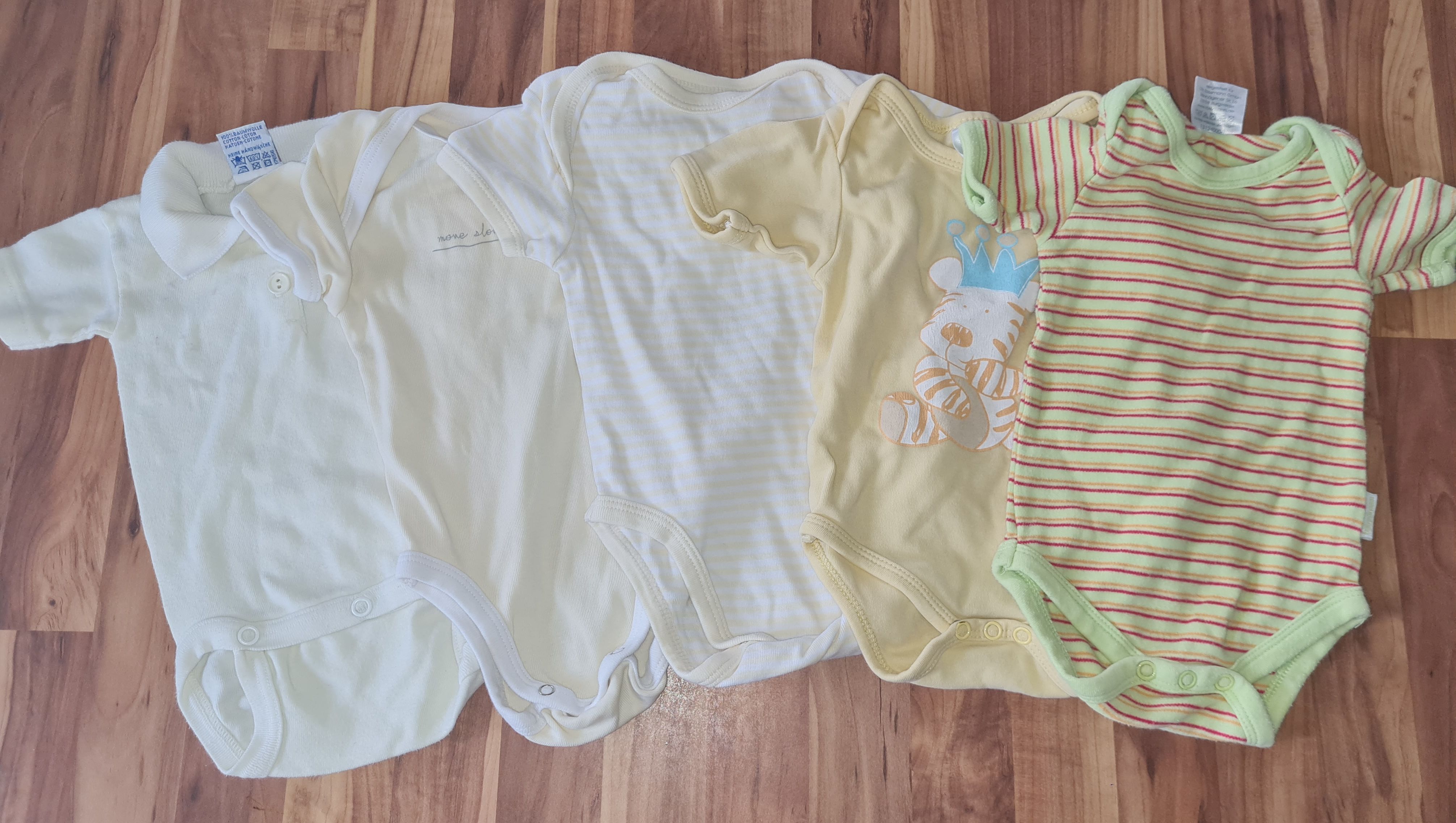 5 Neutrale Kurzarm-Bodies, Gr. 62/68, Secondhand