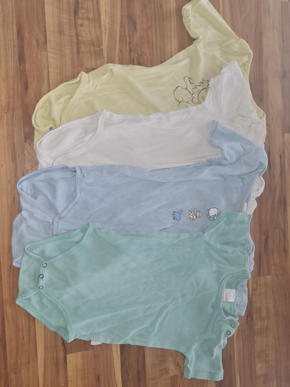 4 Kurzarmbodies, Gr. 98/104, Secondhand
