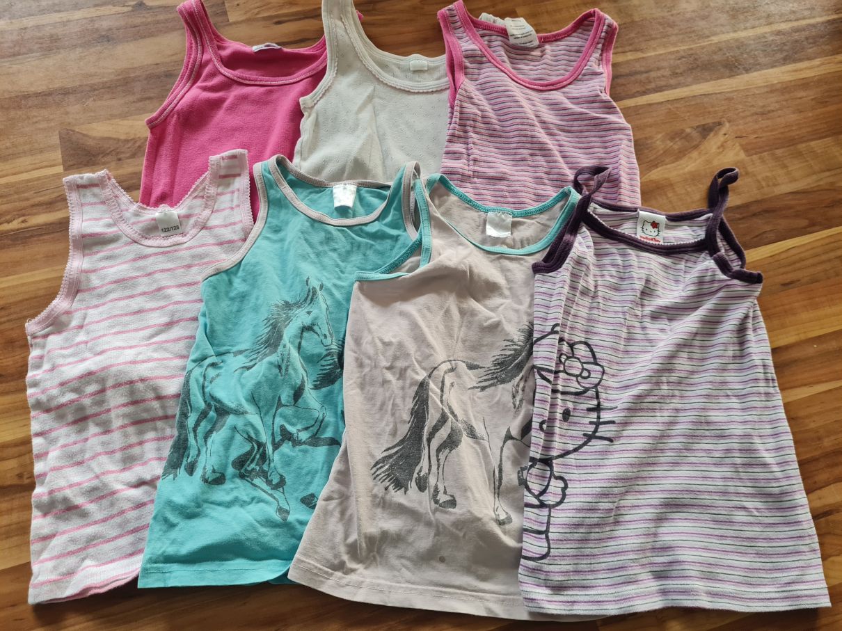 7 Unterhemden für Mädchen, Gr. 122/128, Secondhand