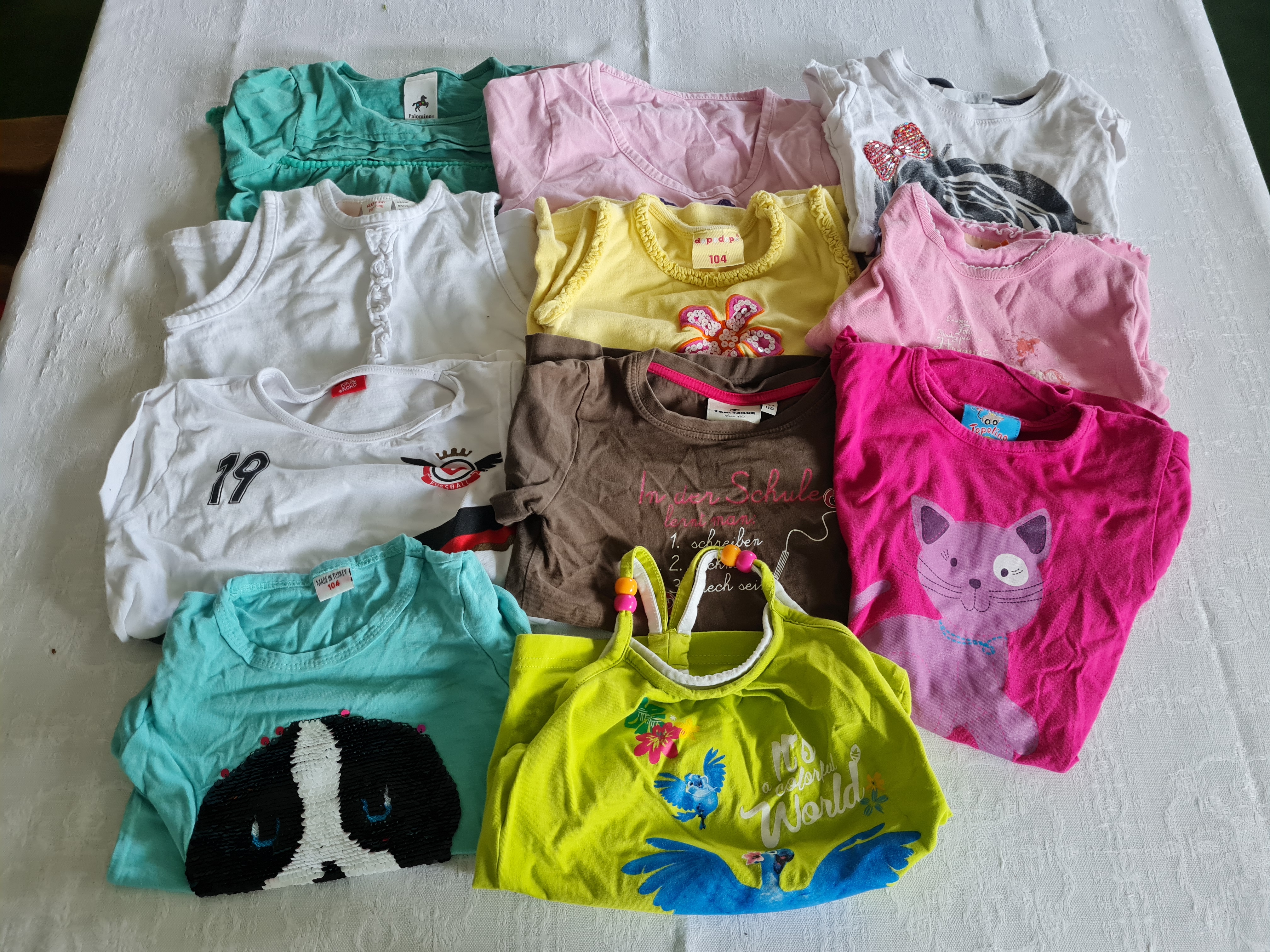 11 T-Shirts für Mädchen, Gr. 104, Secondhand