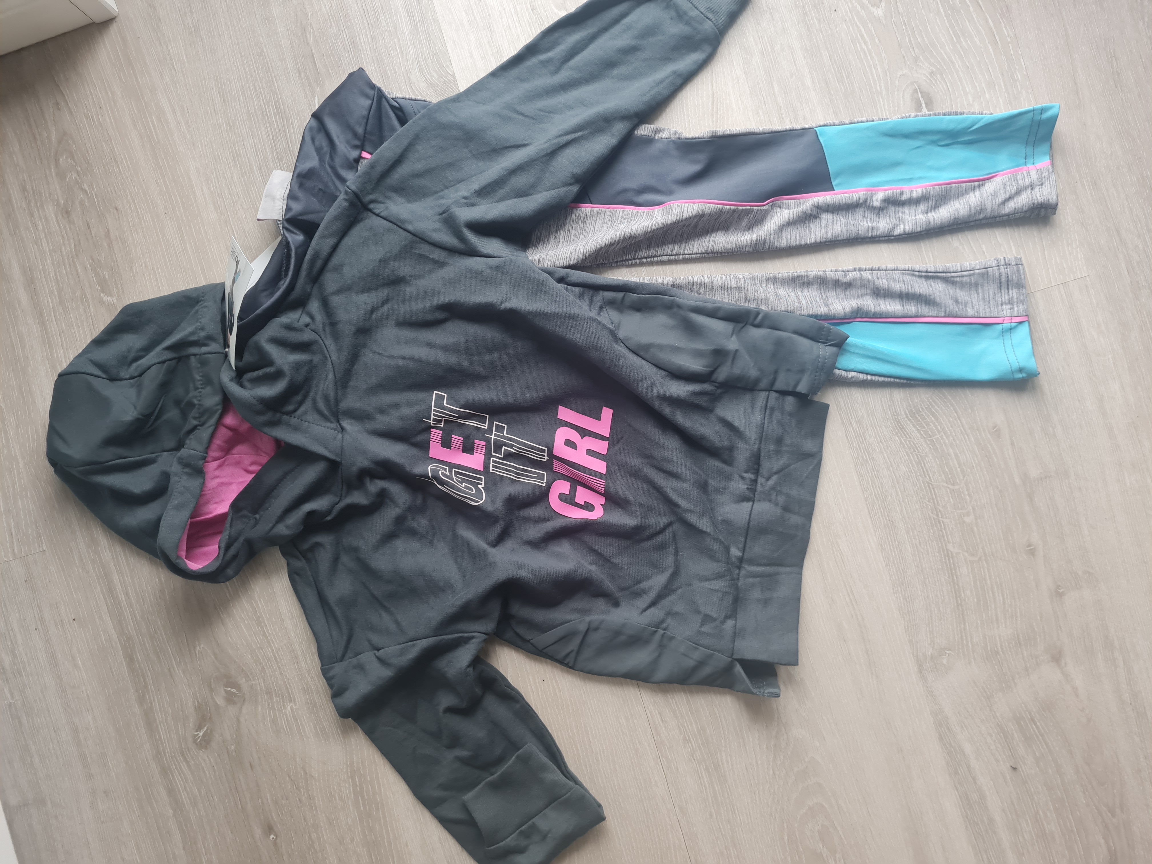 Jogging-Anzug, Gr. 122, Neuware