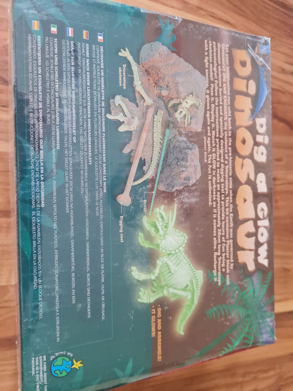 Grabe nach einem leuchtenden Dinosaurierskelett (Triceratops), Neuware