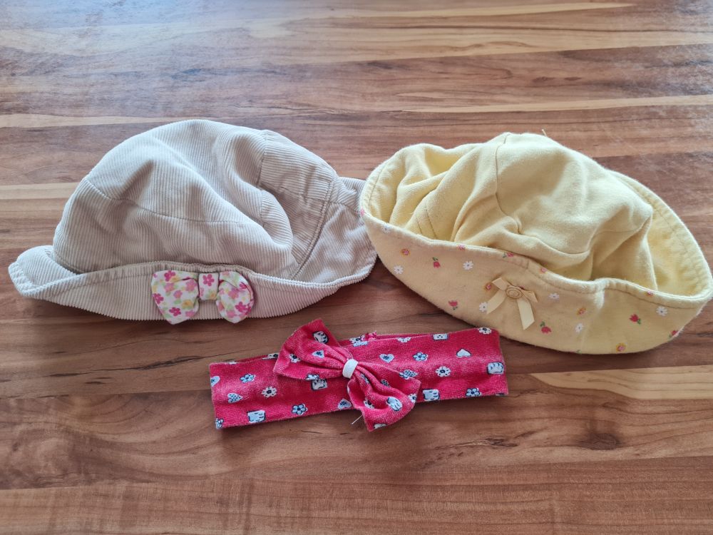 2 Babymützen + 1 Stirnband für Mädchen, Secondhand