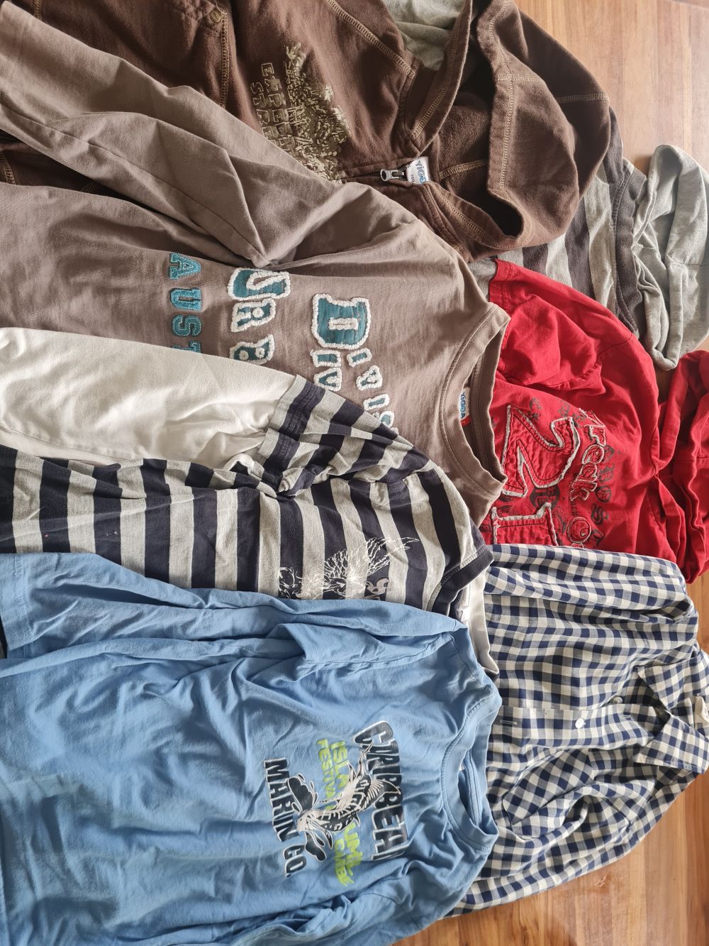 5 Sweatshirts, 1 Langarmhemd, 1 Sweatjacke für Jungen Gr. 134/140, Secondhand