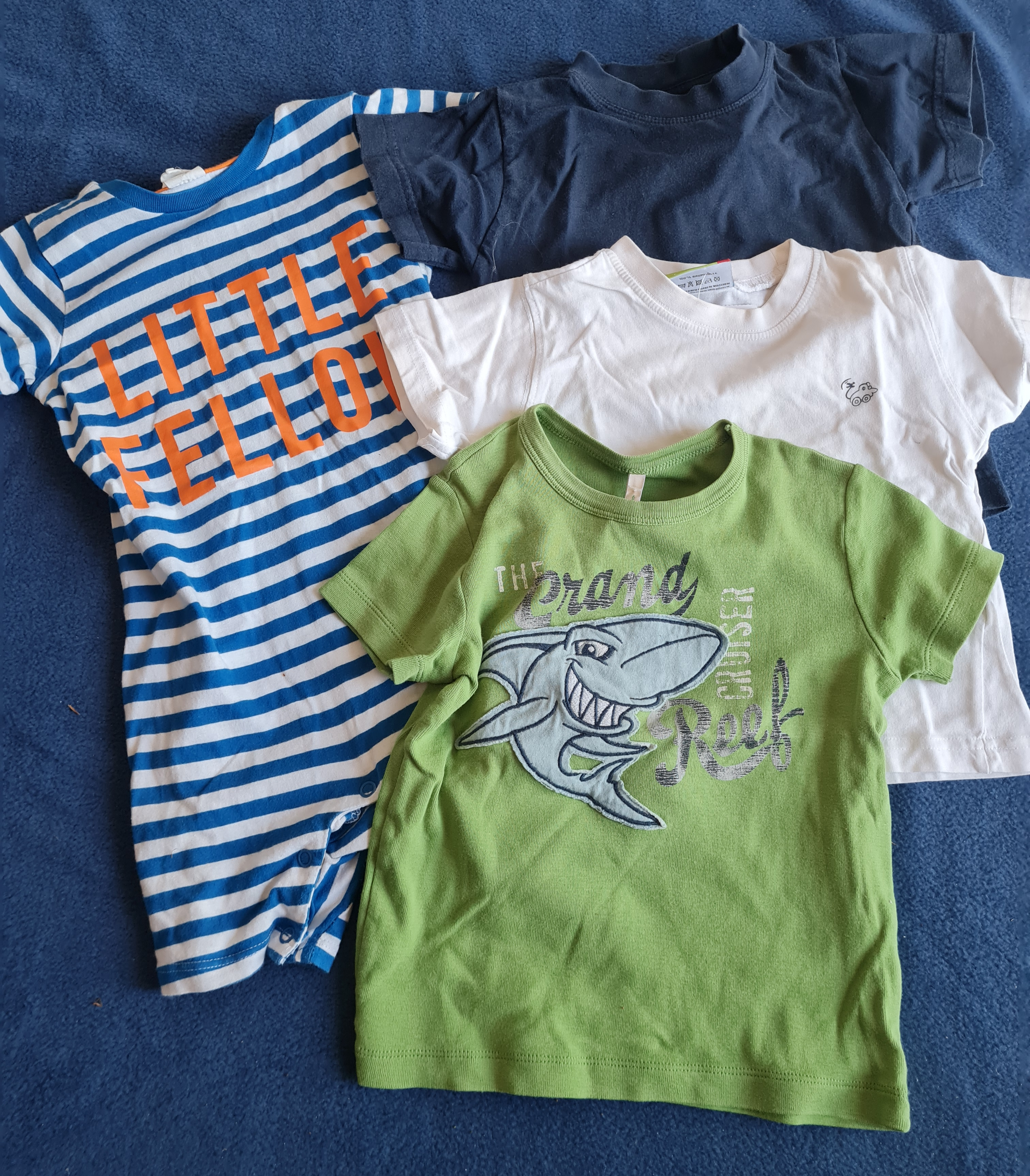 3 T-Shirts und 1 Spieler für Jungen Gr. 80