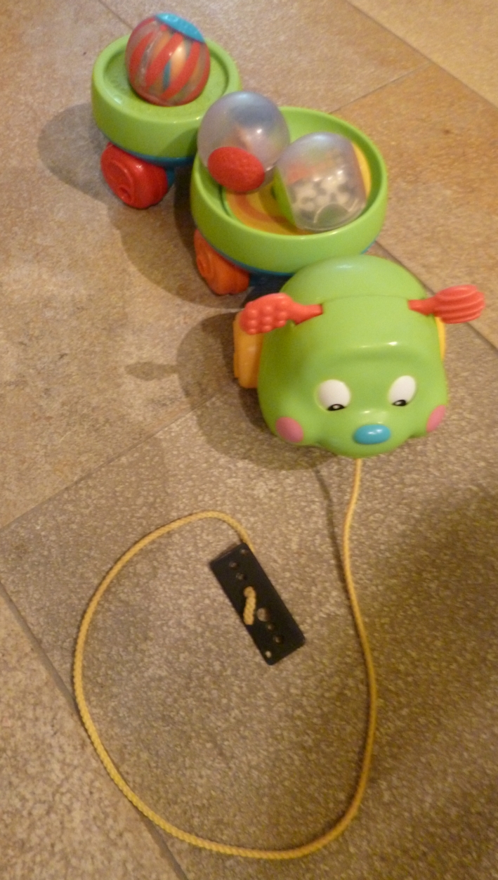 Fisher Price Große Nachziehraupe mit 3 Bällen