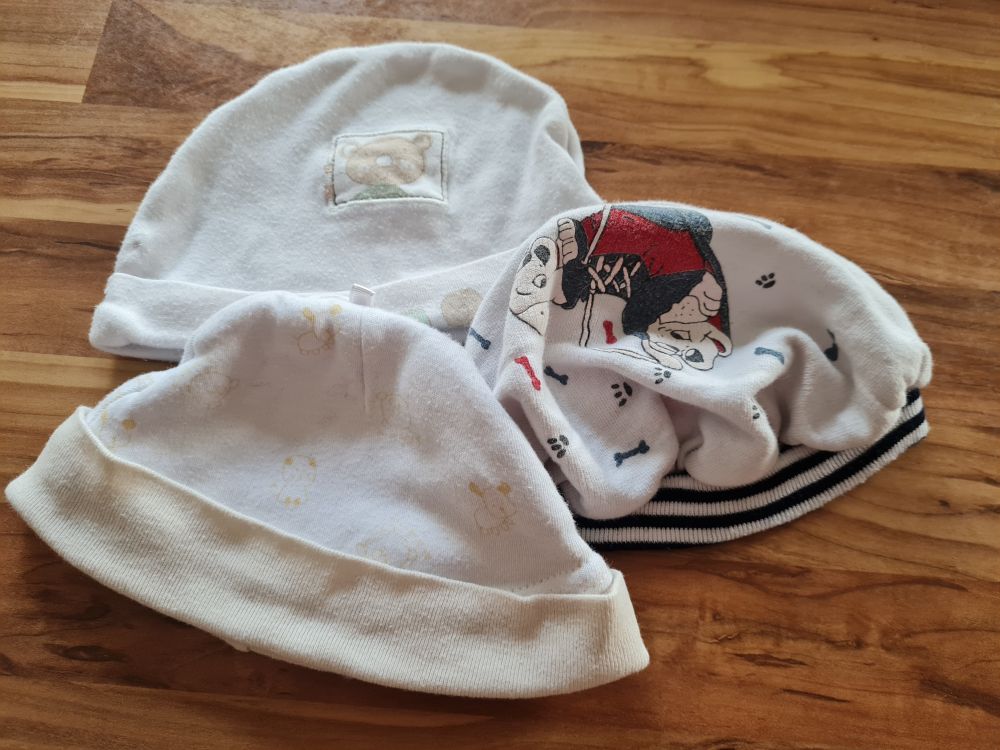 3 Babymützen, neutrale Farben, Secondhand