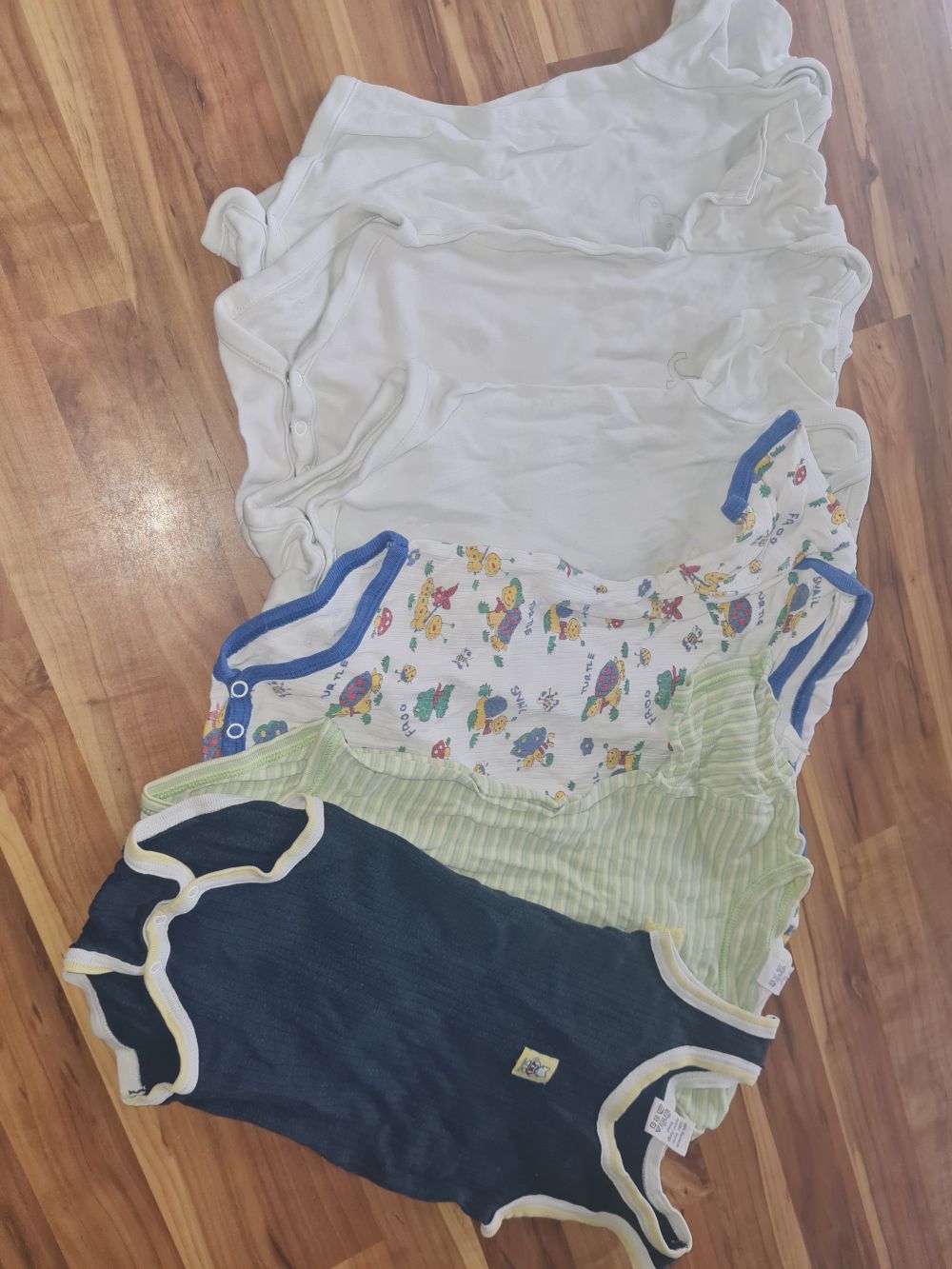 5 Kurzarmbodies + 1 Trägerbody für Jungen, Gr. 74/80, Secondhand