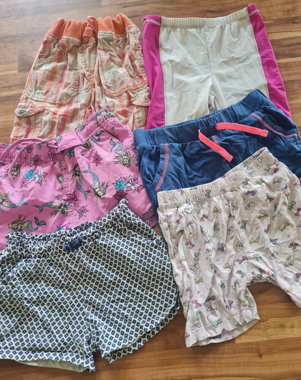 6 Kurze Hosen für Mädchen Gr. 110 und Gr. 110/116, Secondhand