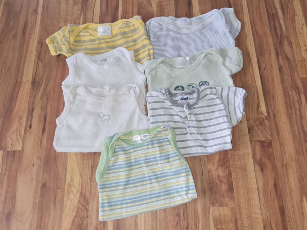 7 Bodies für Jungen, Kurzarm und Ohnearm, Gr. 50/56, Secondhand