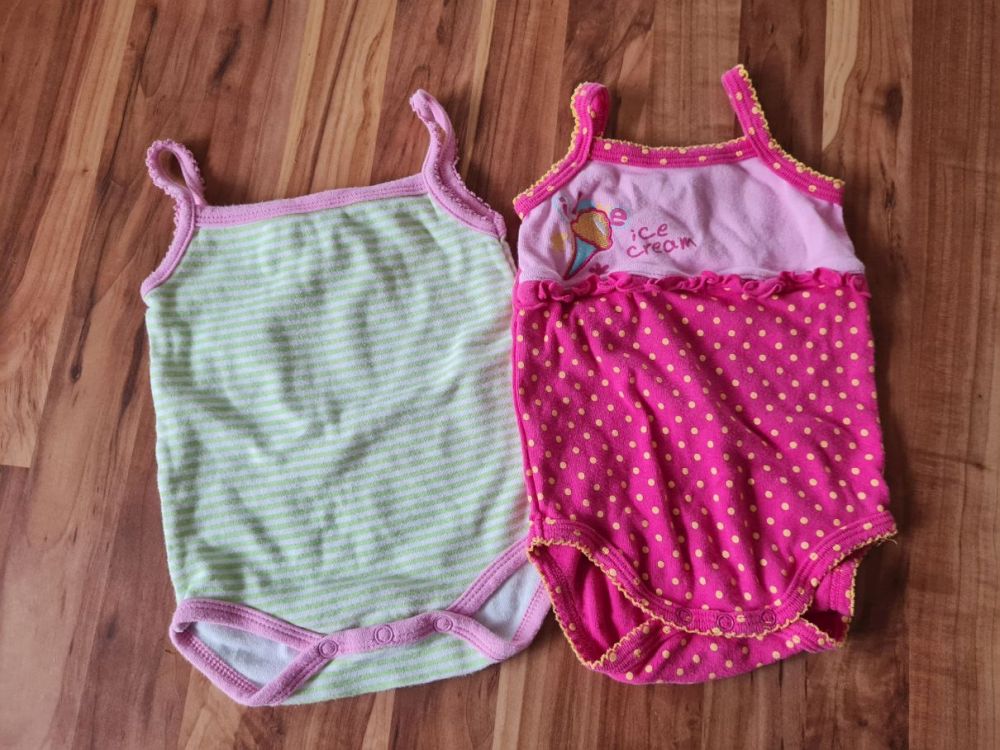 2 Träger-Bodies für Mädchen, Gr. 62/68, Secondhand