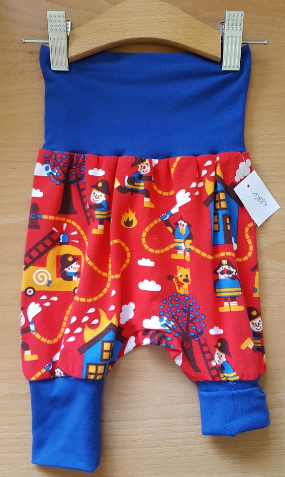 Selbstgenähte kurze Mitwachshose "Feuerwehr", Bio-Jersey, Gr. 50-62, Neuware