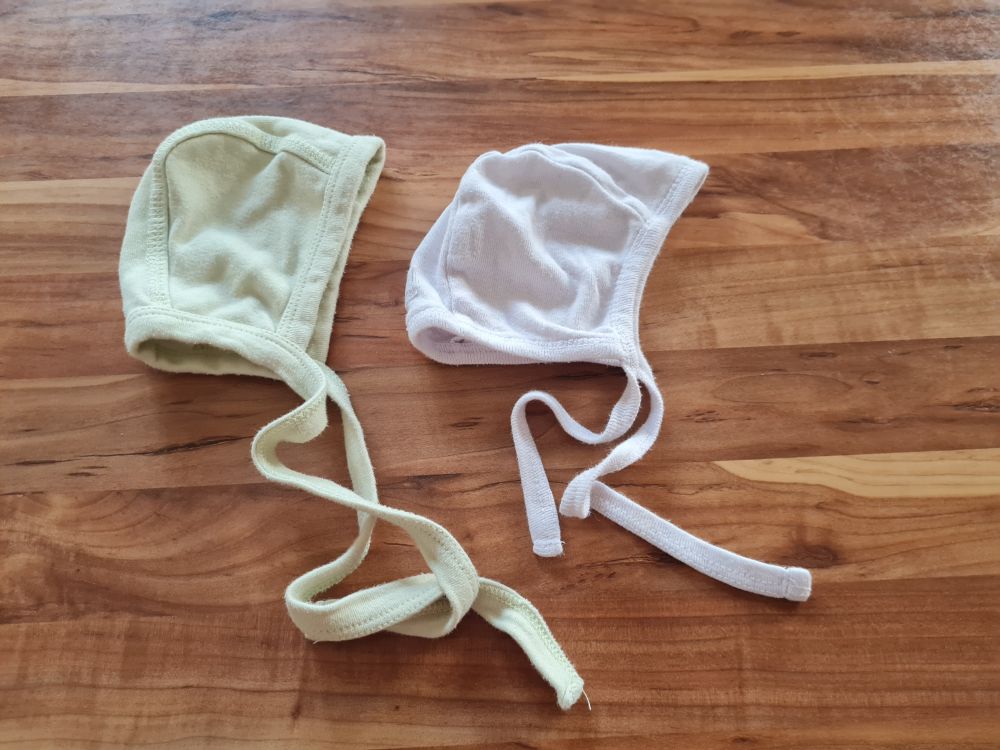 2 Erstlingsmützen, weiß + hellgrün, Secondhand
