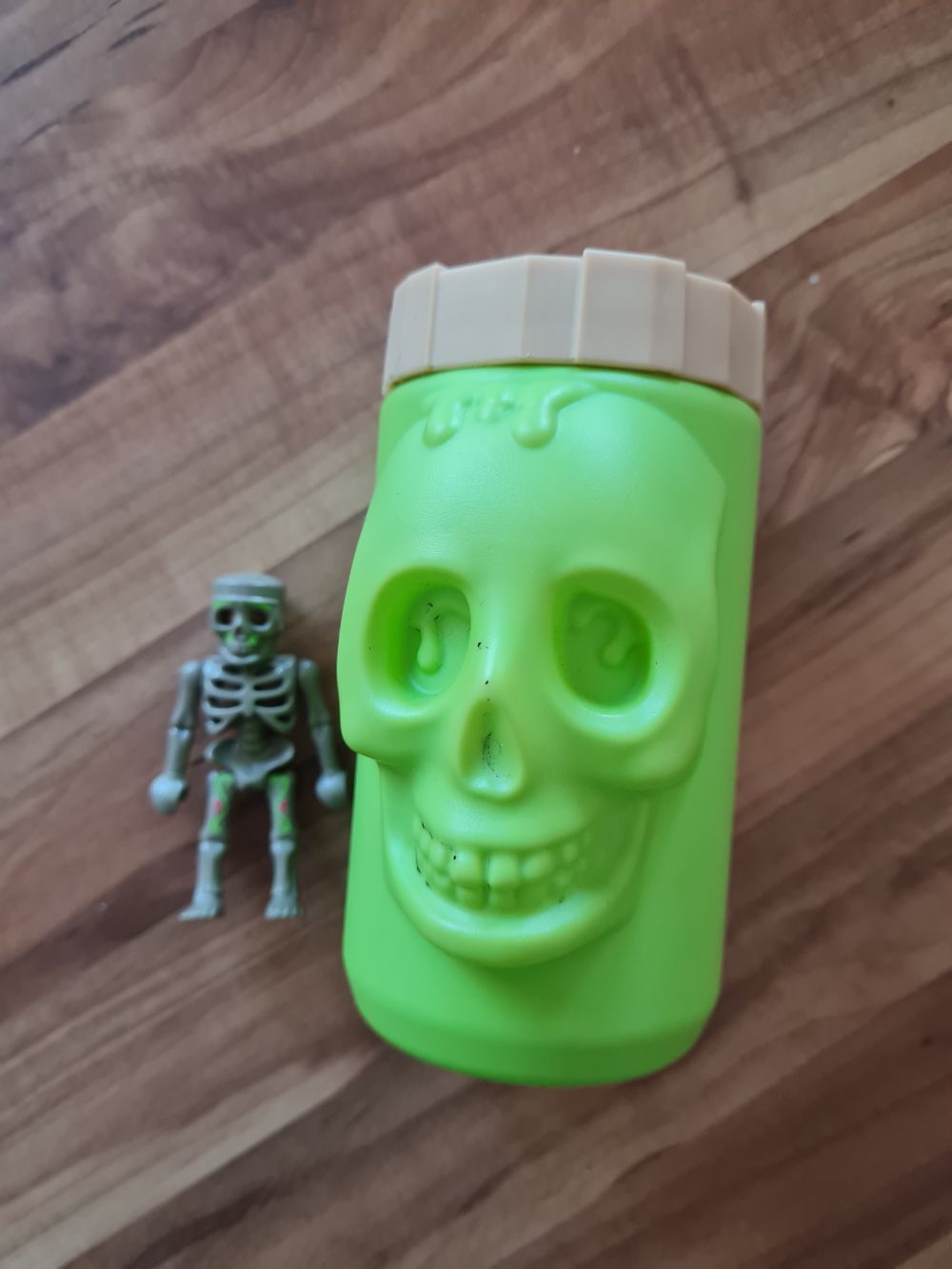 Playmobil Totenkopfbehälter mit Kleinteilen und Skelettfigur., Secondhand