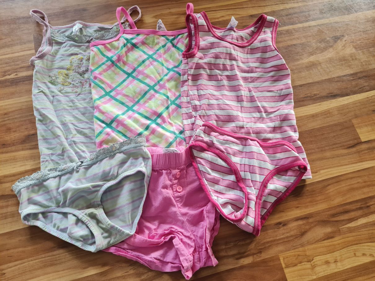 3 Unterhemden und 3 Unterhosen für Mädchen, Gr. 122/128, Secondhand