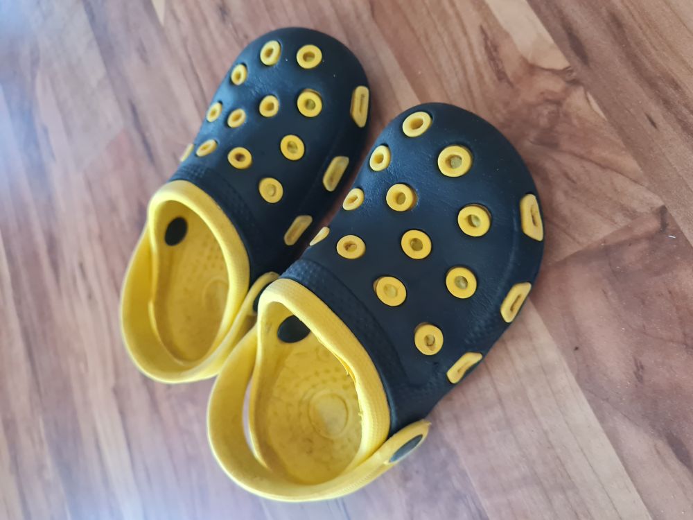 Clogs, schwarz-gelb, Gr. 22/23, Secondhand