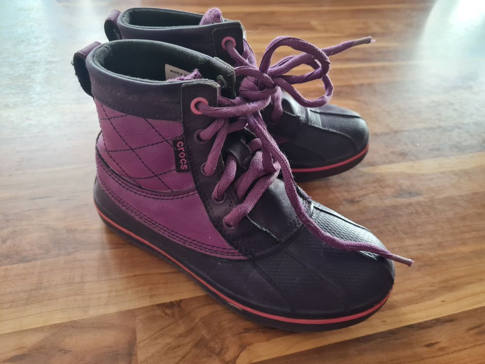 Crocs Winterstiefel, lila, Gr. J1 (Gr. 32/33), Secondhand